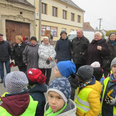 Kladenie kytice k pomníku  Obrázok 6