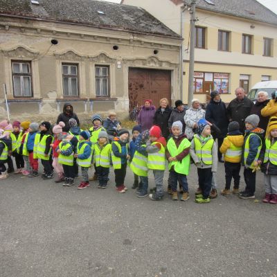 Kladenie kytice k pomníku  Obrázok 9